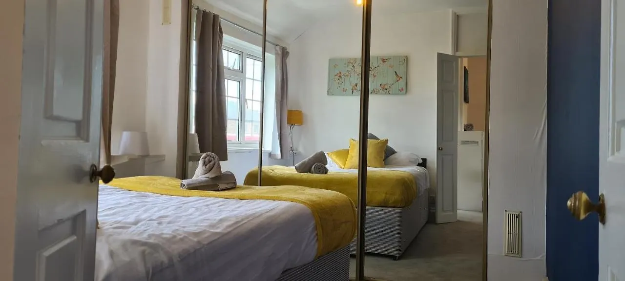 Sipson House West Drayton 3 Bedroom 2 Bathroom Plush Parking Close To Lhr By Mdps West Drayton (Middlesex)